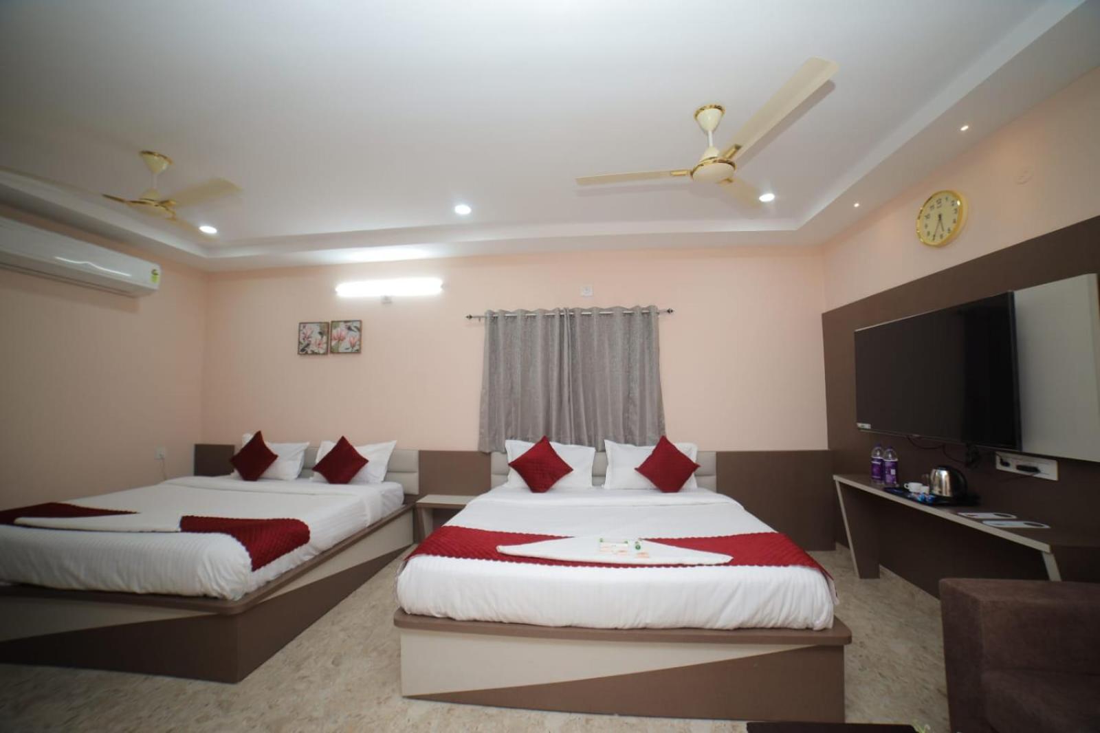 Sri Ganesh Grand Hotel Тирупати Екстериор снимка